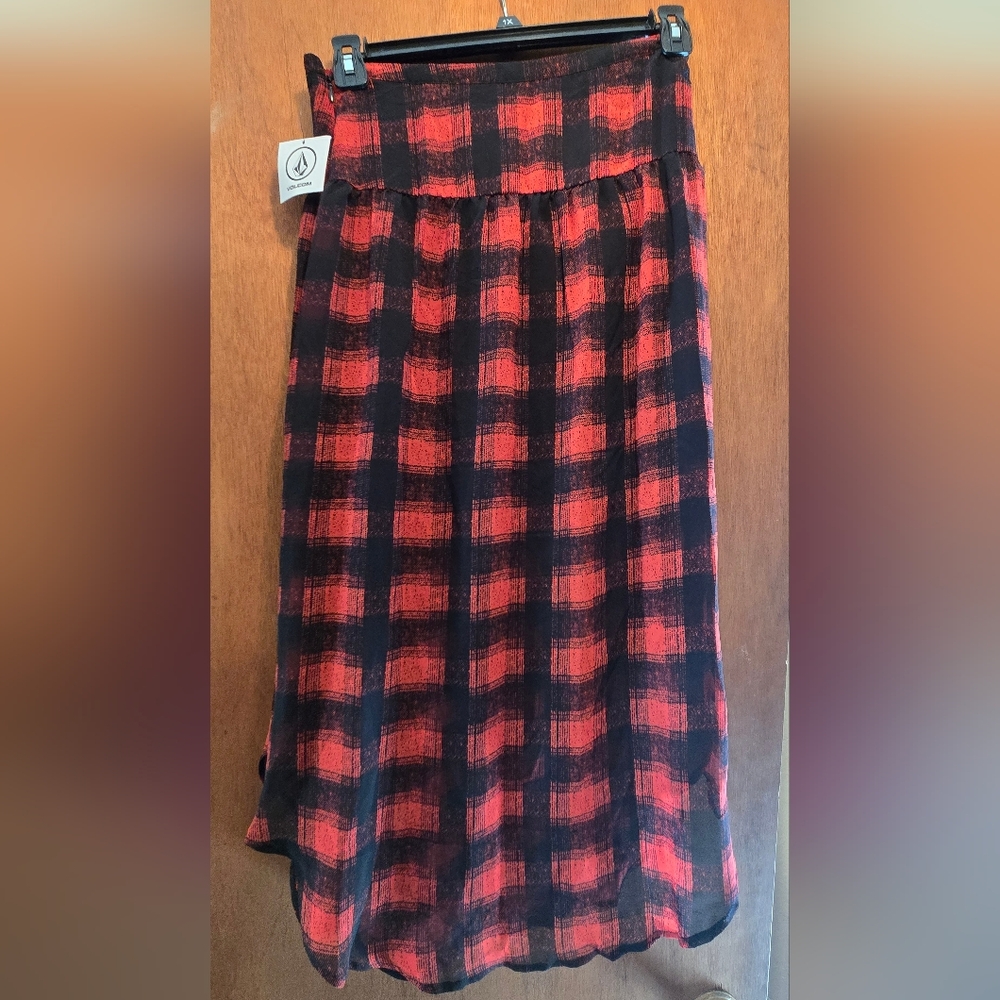 HOST PICK! 🎉🎊Volcom Red & Black Plaid Skirt SzM/12 See Measuments NWT - Picture 2 of 7